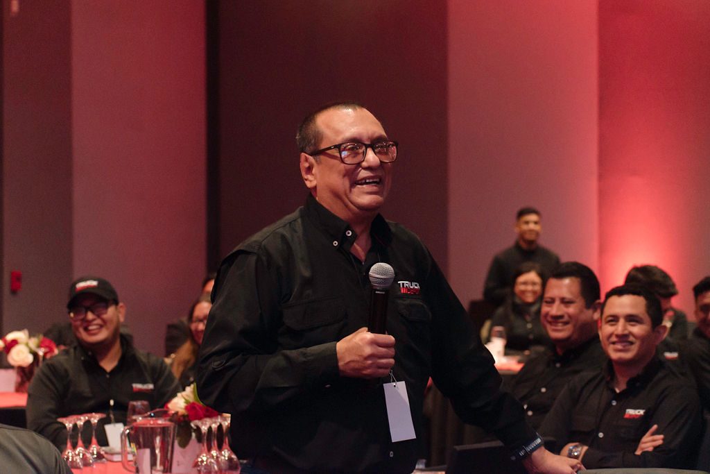 Colaborador compartiendo en el escenario