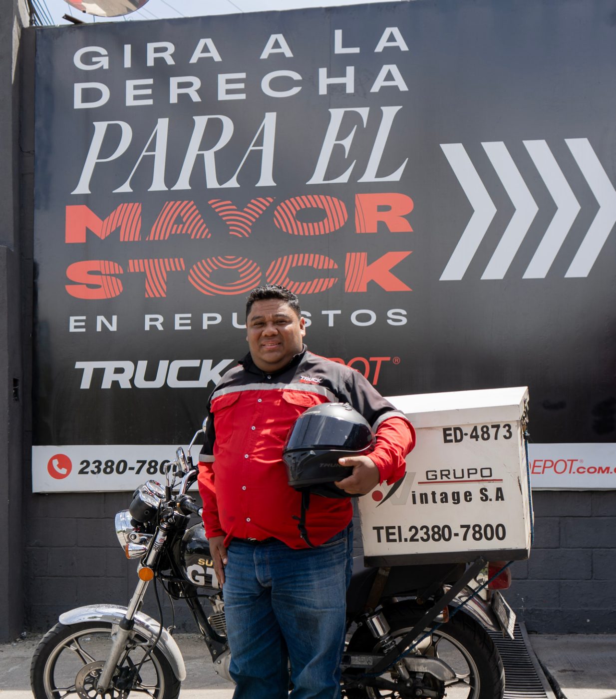 Piloto repartidor con su unidad