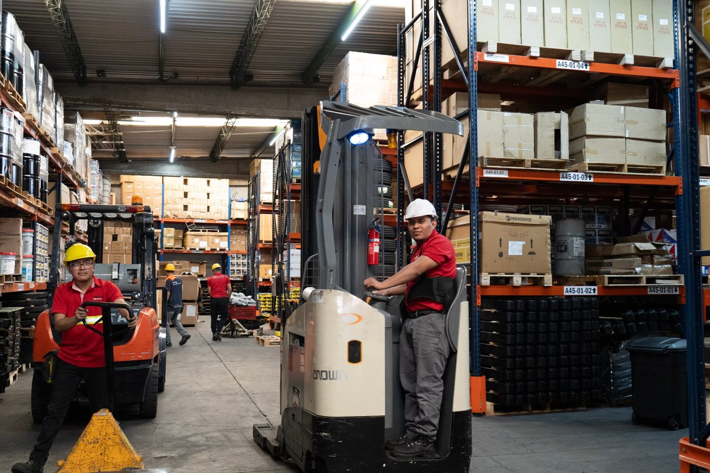 Operadores de montacargas en bodega